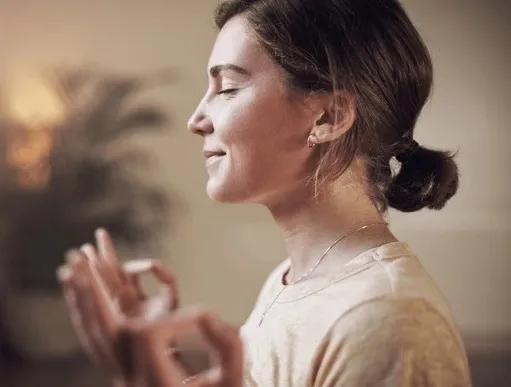 woman-person-meditation-lotus-yoga_fyrkant